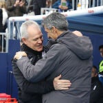 Javier Aguirre, entrenador del Leganés, saluda a Imanol Alguacil, entrenador de la Real Sociedad