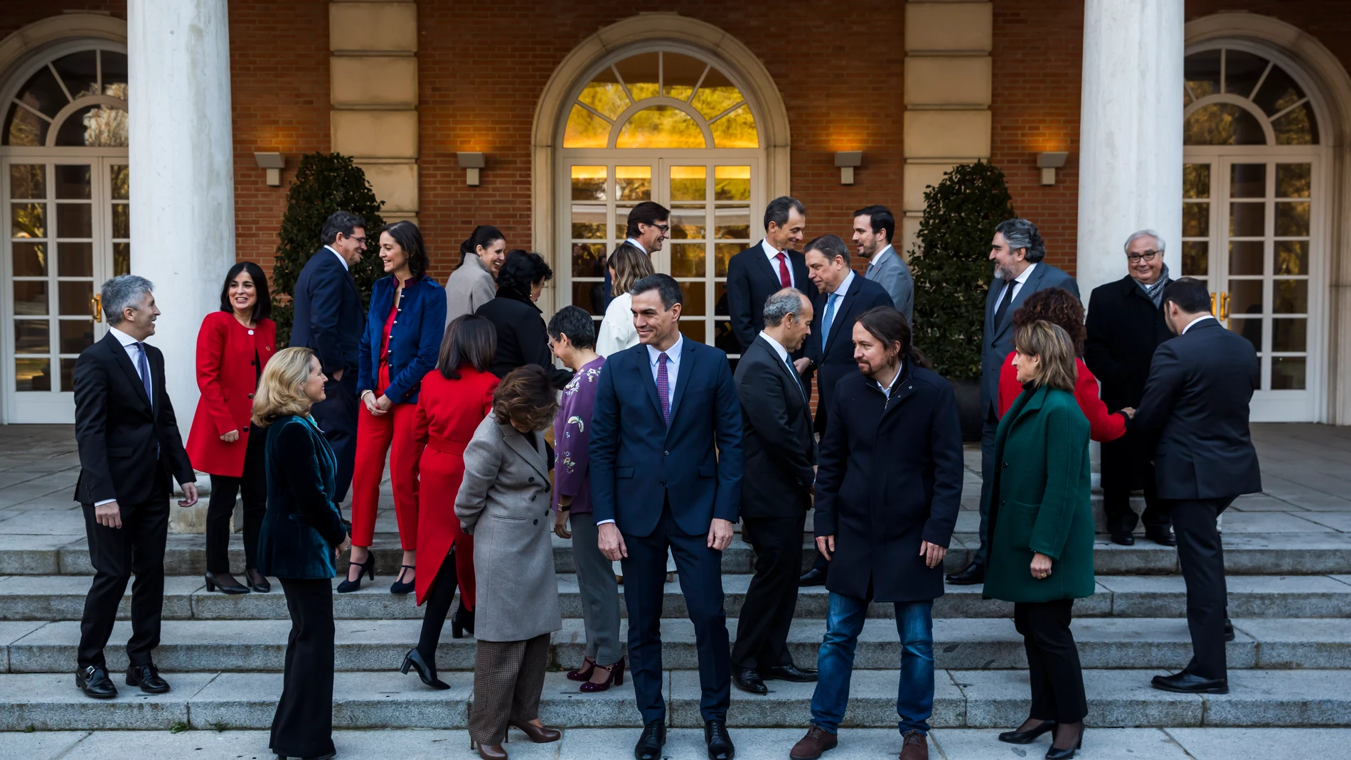 El presidente del gobierno, Pedro Sánchez posa junto con los miembros de su gabinete en la foto de familia en la Moncloa antes del primer Consejo de Ministros del Gobierno de coalicion presidido por Pedro Sánchez, este martes 14 de enero en Madrid© Alberto R. Roldan MADRID 14/01/2020
