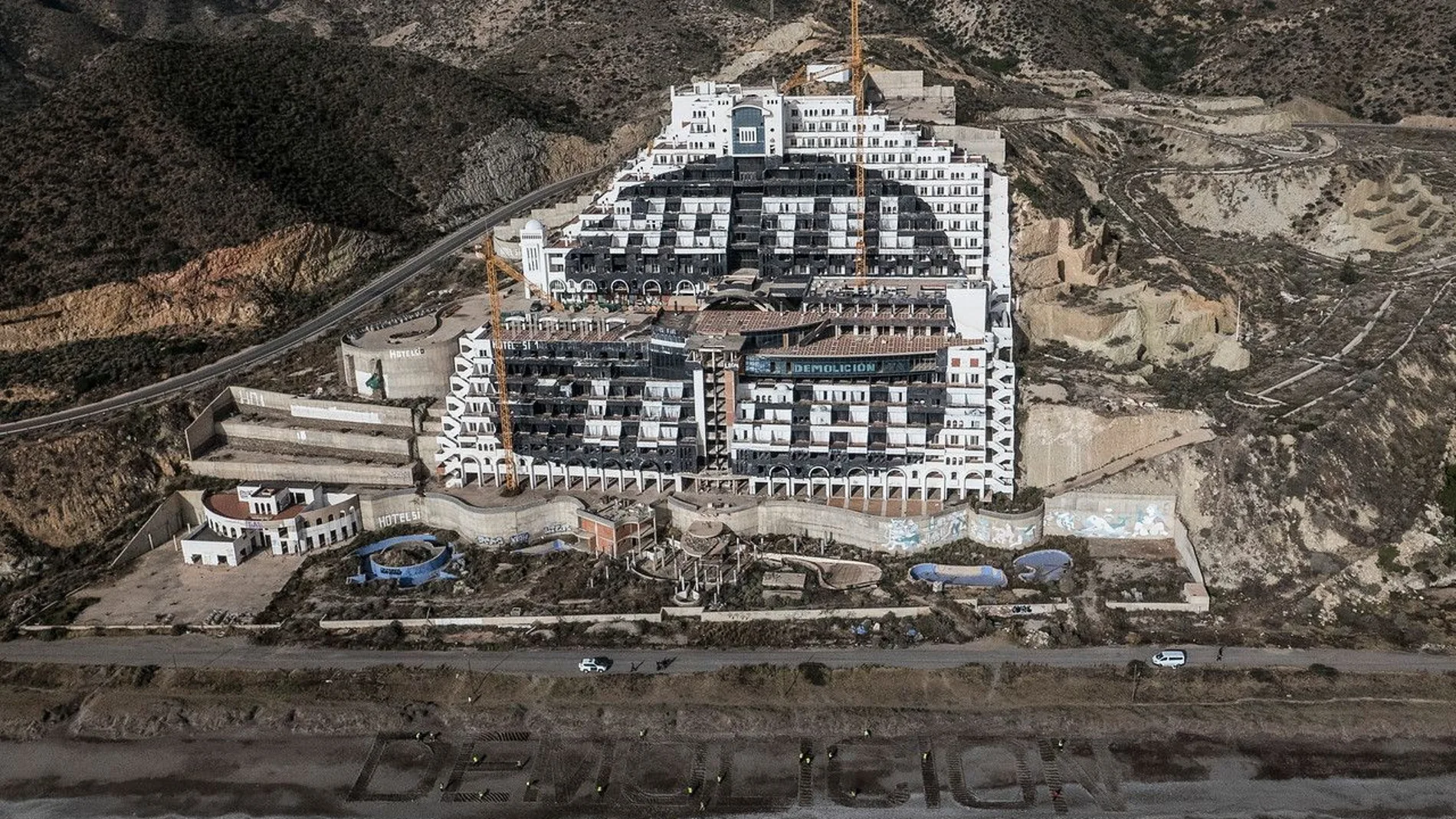 Vista del hotel del Algarrobico, situado en primera línea de la playa de Carboneras, en Almería