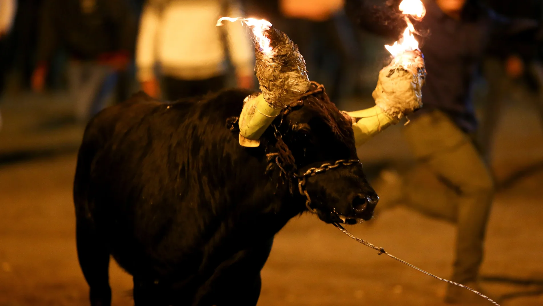 El toro de fuego ilumina a la Virgen de la Caridad en los Andes de Ecuador