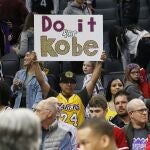 Un cartel por Kobe Bryant en un partido de la NBA