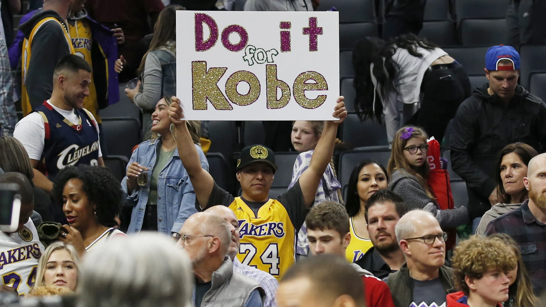 Un cartel por Kobe Bryant en un partido de la NBA