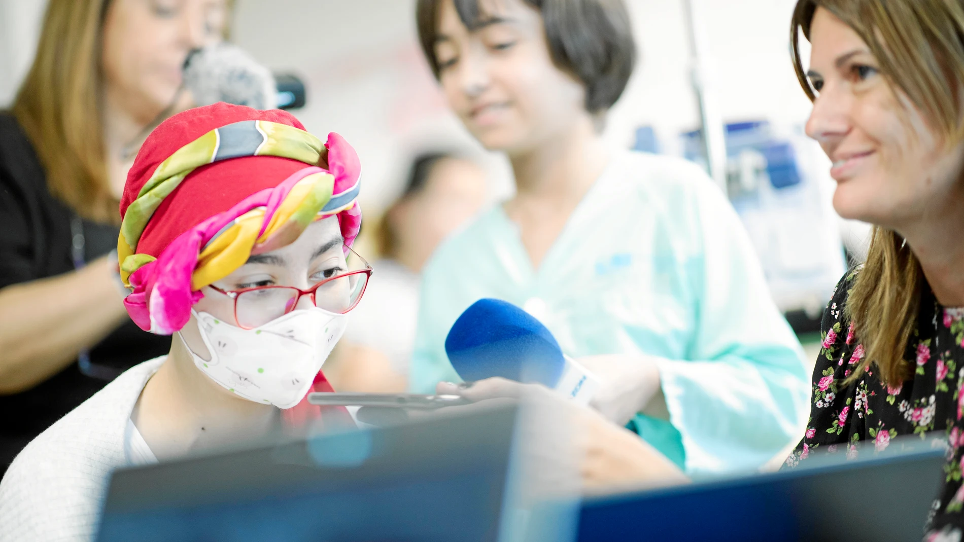 Varios niños y adolescentes ingresados en la planta de Oncología infantil