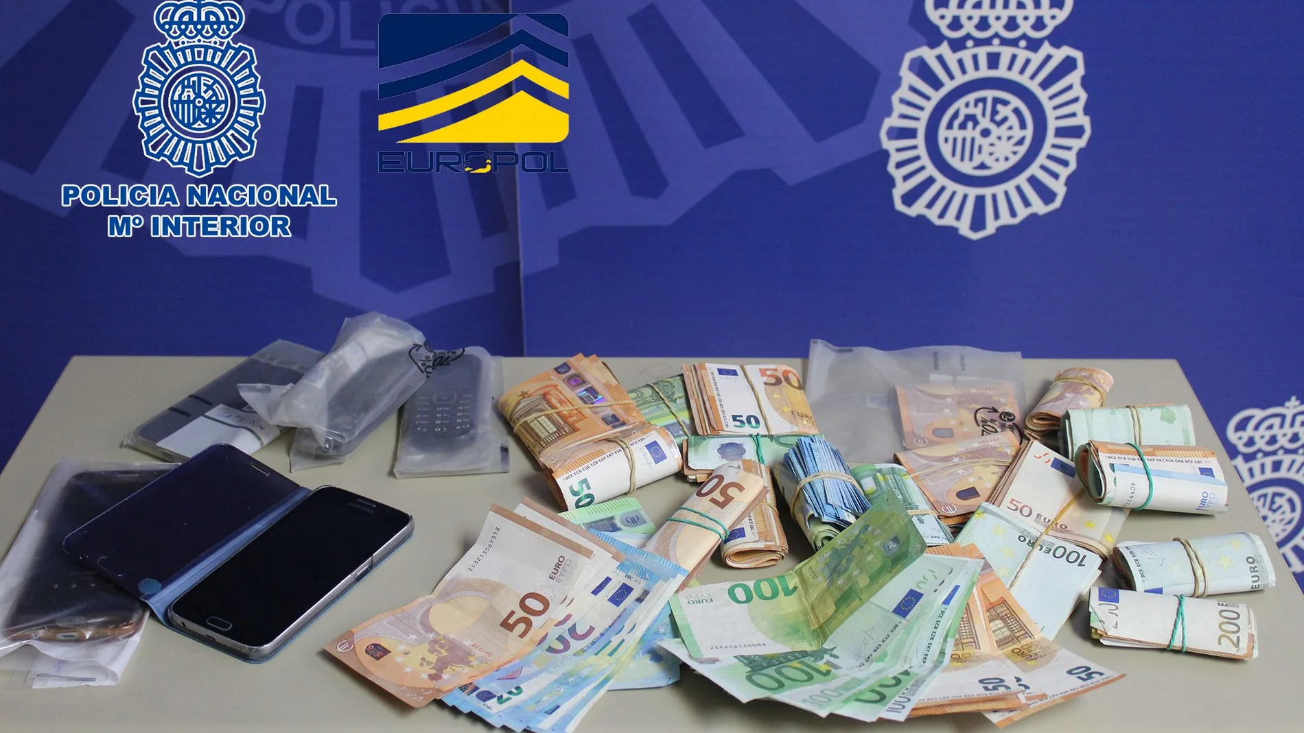 La investigación ha finalizado con seis entradas y registros en domicilio -cinco en la provincia de Almería y una en Alicante-, donde se ha intervenido 20.000 euros en efectivo, 17 vehículos, teléfonos móviles y diversa documentación