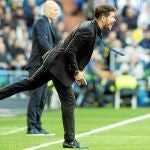 Simeone entra en el terreno de juego durante el derbi en el Bernabéu.