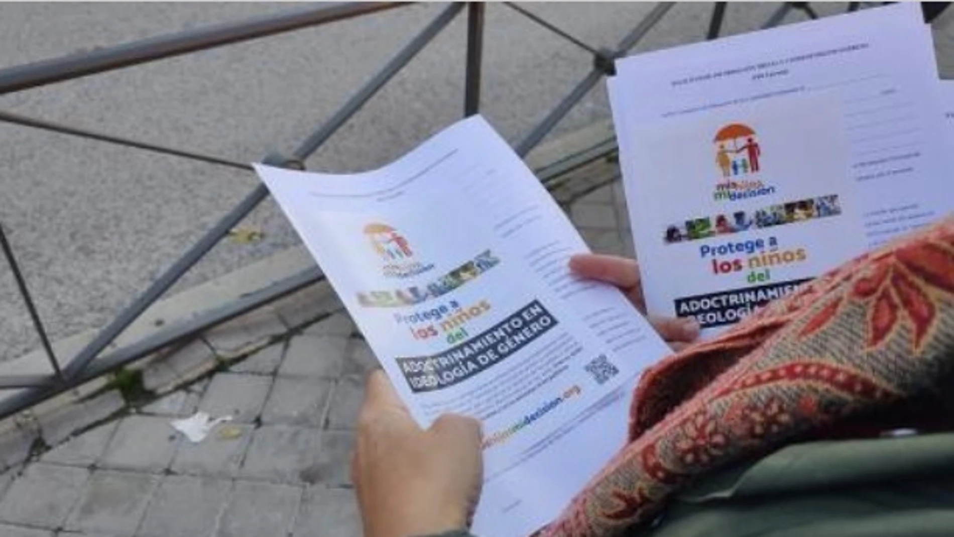 Hazte Oír repartirá mañana el 'pin parental' frente a colegio de Leganés para poner "fin al adoctrinamiento de género"