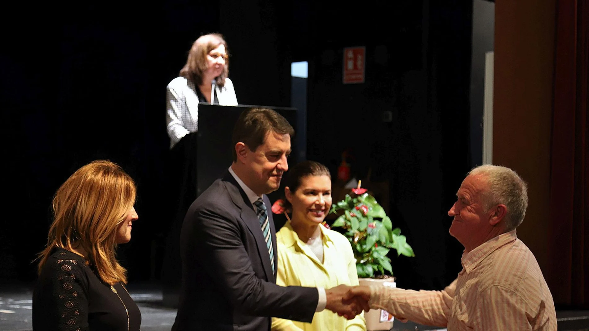 El consejero Ángel Ibáñez entrega medallas a los funcionarios de la Delegación Territorial de la Junta en Zamora