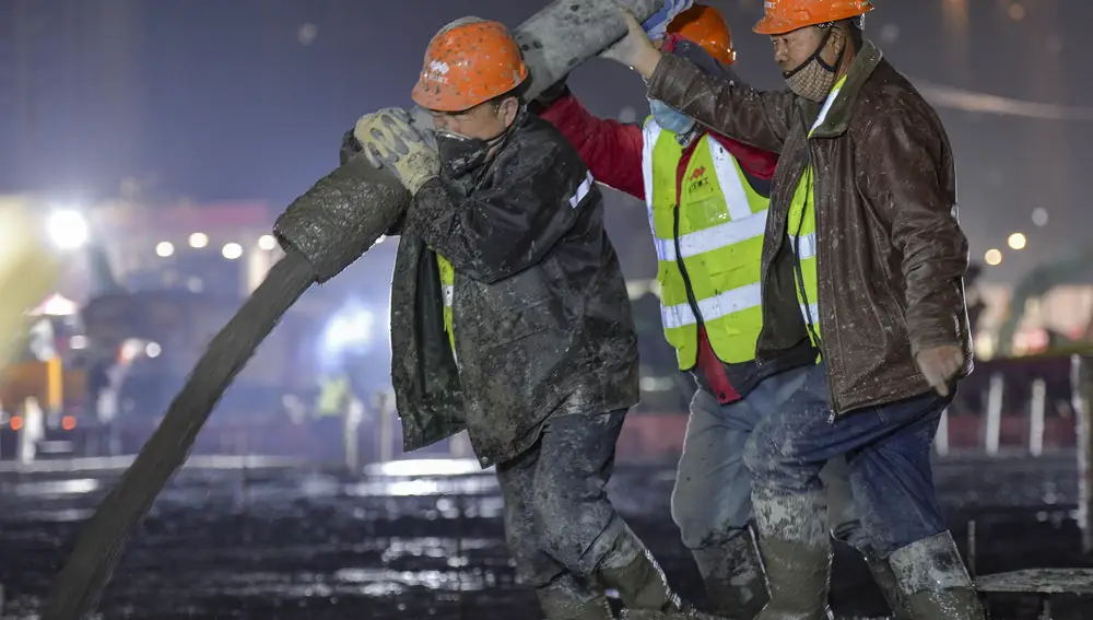 Los operarios trabajando en la construcción del hospital de Huoshenshan