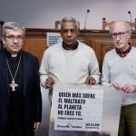 El obispo auxiliar de Valladolid, Luis Argüello; el presidente de Manos Unidas, José María Borge; el misionero seglar de la República Dominicana, Miguel Antonio Pérez Canario y el consiliario de Manos Unidas, José María Gil; en la presentación de la campaña contra el hambre y la memoria de actividad de Manos Unidas