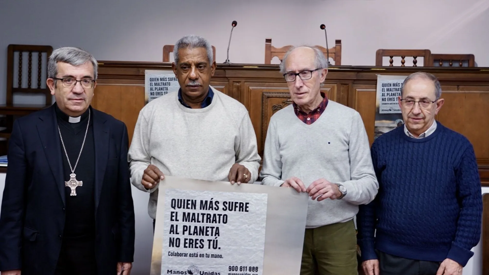 El obispo auxiliar de Valladolid, Luis Argüello; el presidente de Manos Unidas, José María Borge; el misionero seglar de la República Dominicana, Miguel Antonio Pérez Canario y el consiliario de Manos Unidas, José María Gil; en la presentación de la campaña contra el hambre y la memoria de actividad de Manos Unidas