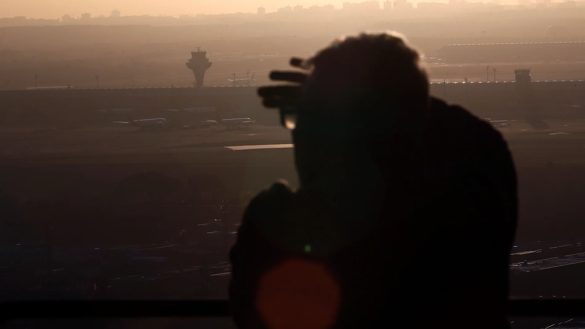 Un avión de Air Canadá prepara un aterrizaje de emergencia en Barajas