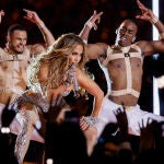 02 February 2020, US, Miami Gardens: US singer Jennifer Lopez (C) performs during the halftime show of the Super Bowl LIV American football match between Kansas City Chiefs and San Francisco 49ers at Hard Rock Stadium. (RECROP) Photo: Al Diaz/TNS via ZUMA Wire/dpa02/02/2020 ONLY FOR USE IN SPAIN