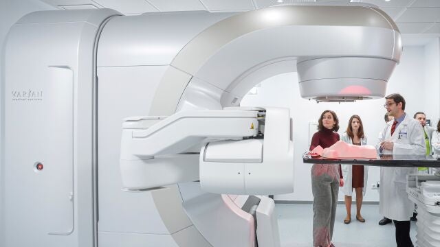 La presidenta de la Comunidad de Madrid, Isabel Díaz Ayuso, visita el nuevo acelerador lineal de última generación del Hospital Puerta de Hierro Majadahonda, donado por la Fundación Amancio Ortega para el tratamiento del cáncer. EFE/Emilio Naranjo