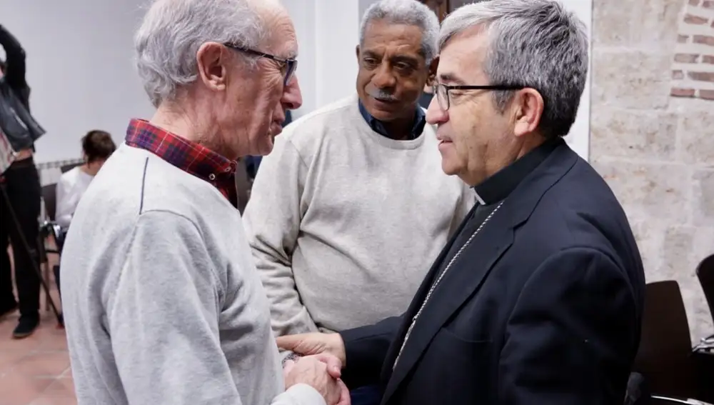 El obispo auxiliar de Valladolid, Luis Argüello, conversa con el presidente de Manos Unidas Valladolid, José María Borge, en presencia del misionero seglar y agricultor dominicano, Manuel Pérez Canario