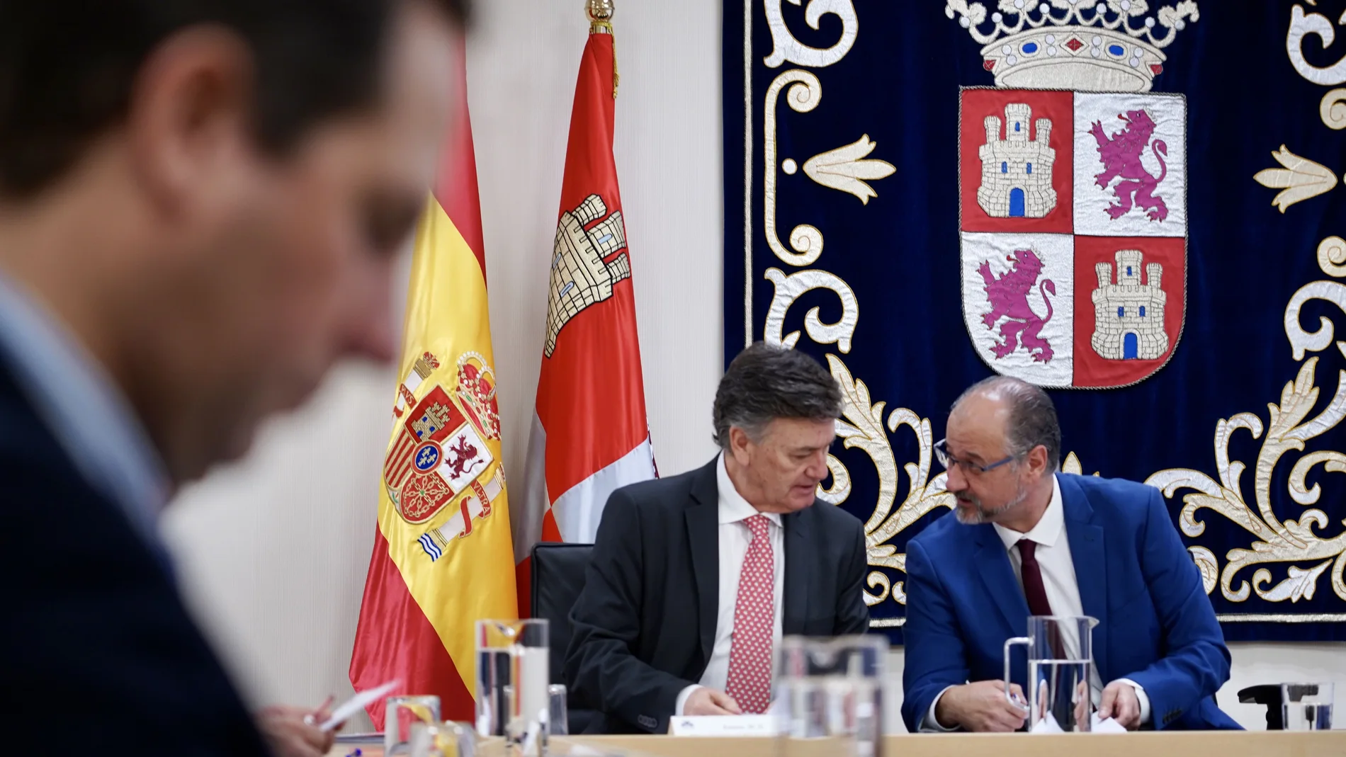 El presidente de las Cortes, Luis Fuentes, conversa con Francisco Vázquez, durante la reunión del Patronato de la Fundación Villalar-Castilla y León