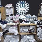 dos agentes observaron el día 25 de enero en el número 13 de la calle Amparo cómo un hombre sacaba una caja de zapatos de un local que no era un establecimiento comercial.