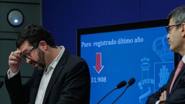El secretario de Estado de Empleo, Joaquín Pérez Rey (i), y el secretario de Estado de la Seguridad Social, Israel Arroyodurante la presentación de los datos de paro registrado y afiliación a la Seguridad Social, este martes en Madrid.- EFE/Emilio Naranjo