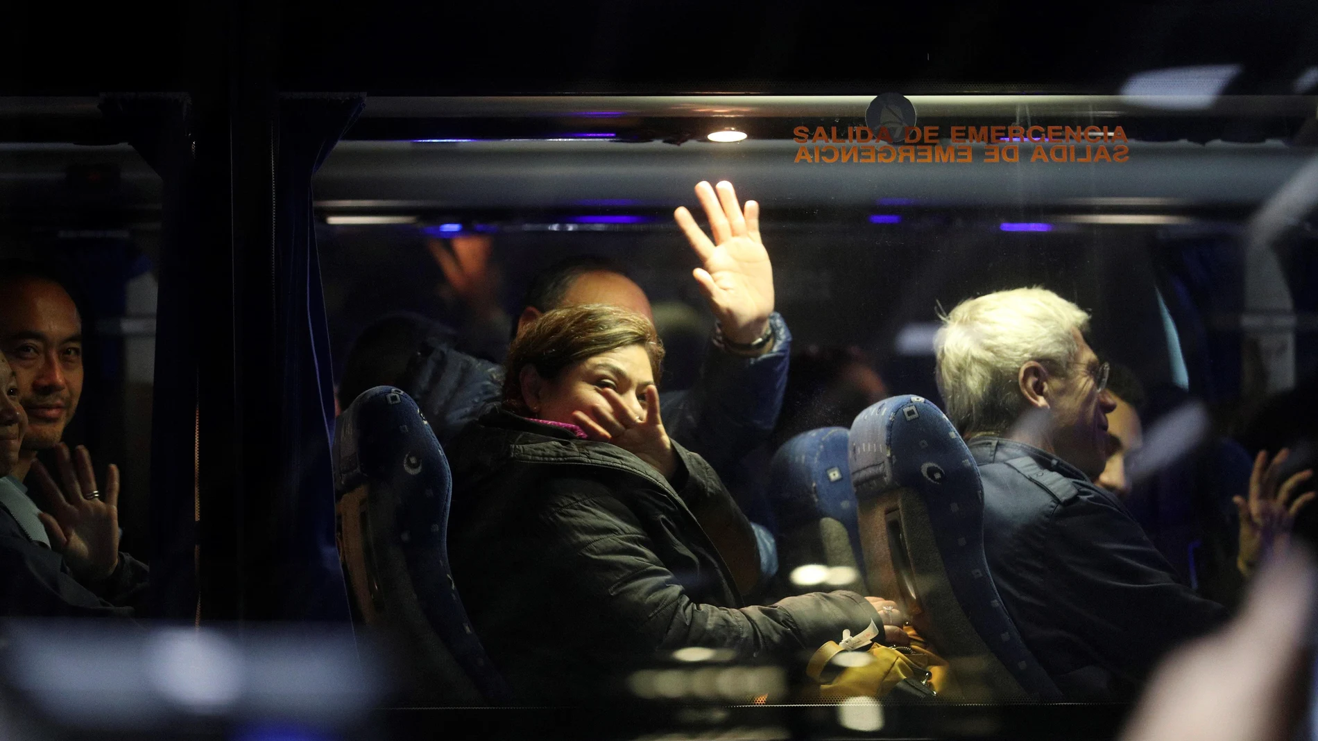 Pasajeros del vuelo Air Canadá abandonan en un autobús la Terminal 1 del Aeropuerto Madrid-Barajas después del aterrizaje de emergencia