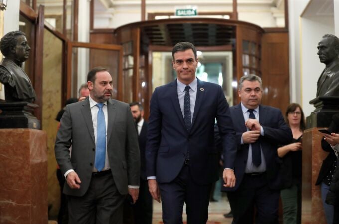 Pedro Sánchez, junto a José Luis Ábalos, en el Congreso