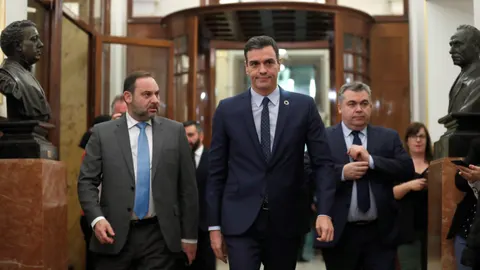 Pedro Sánchez, junto a José Luis Ábalos, en el Congreso