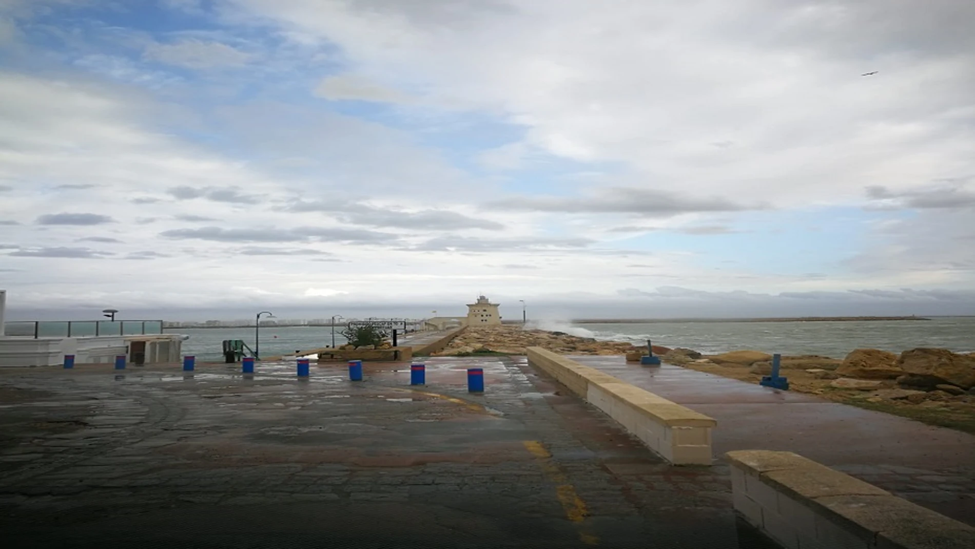 Oleaje en la zona de Puerto Sherry, en El Puerto de Santa María (Cádiz)