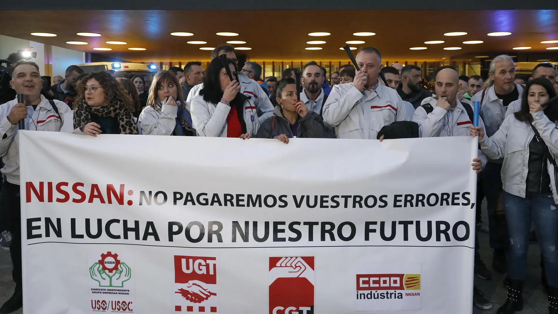 Trabajadores de Nissan protestan ante el consulado japonés de Barcelona