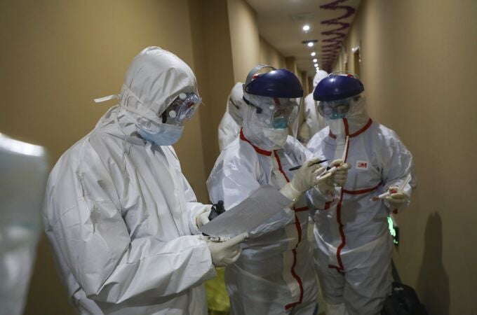 Médicos equipados con trajes especiales para evitar el contagio