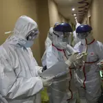 Médicos equipados con trajes especiales para evitar el contagio