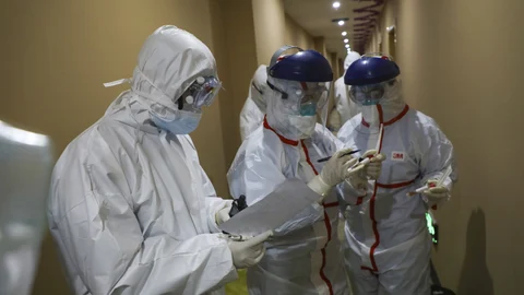 Médicos equipados con trajes especiales para evitar el contagio