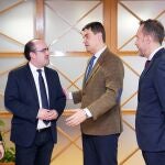 El consejero de la Presidencia, Ángel Ibáñez, recibe a representantes municipales del municipio berciano de Ponferrada