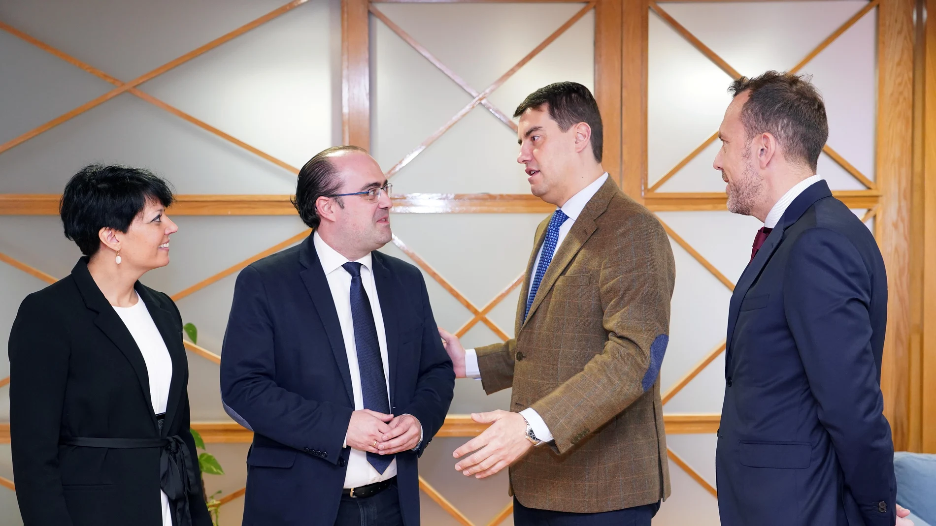 El consejero de la Presidencia, Ángel Ibáñez, recibe a representantes municipales del municipio berciano de Ponferrada