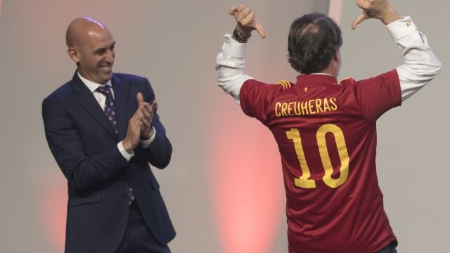 El presidente de la RFEF, Luis Rubiales, y el presidente del Grupo Planeta, José Creuheras, presentan el acuerdo para poner en marcha el torneo eCopaRFEF, una nueva competición abierta a todos los aficionados de eSports de España. Luis Díaz