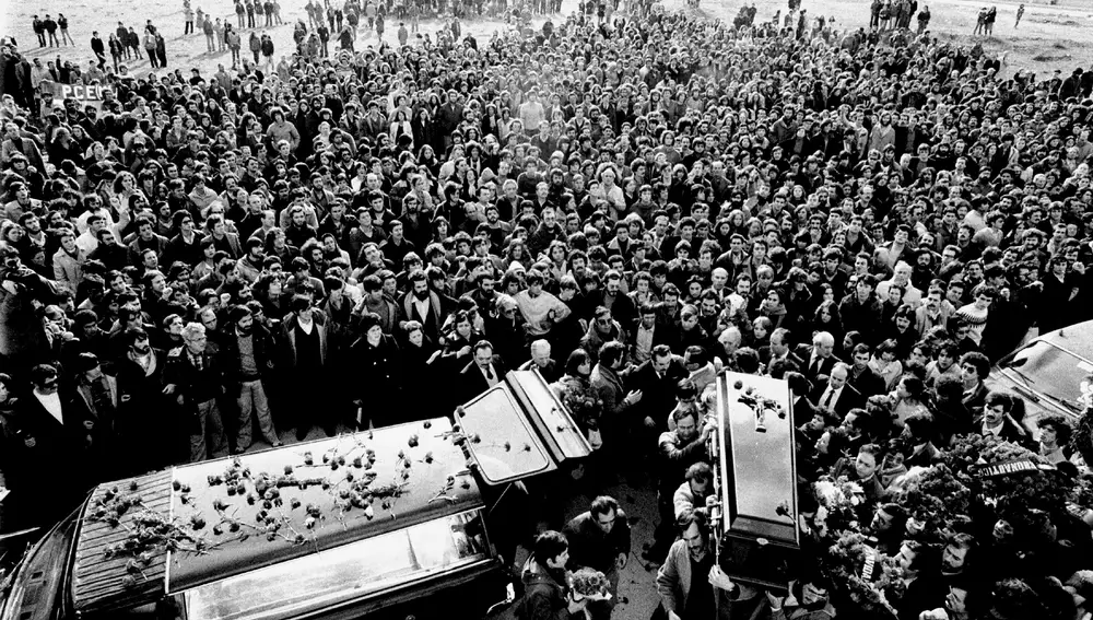 Los compañeros de los abogados asesinados portan el féretro de una de las víctimas de la matanza. El 26 de enero de 1977, dos días después del atentado, se celebró el funeral