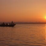 Puesta de sol frente a las orillas del Ganges