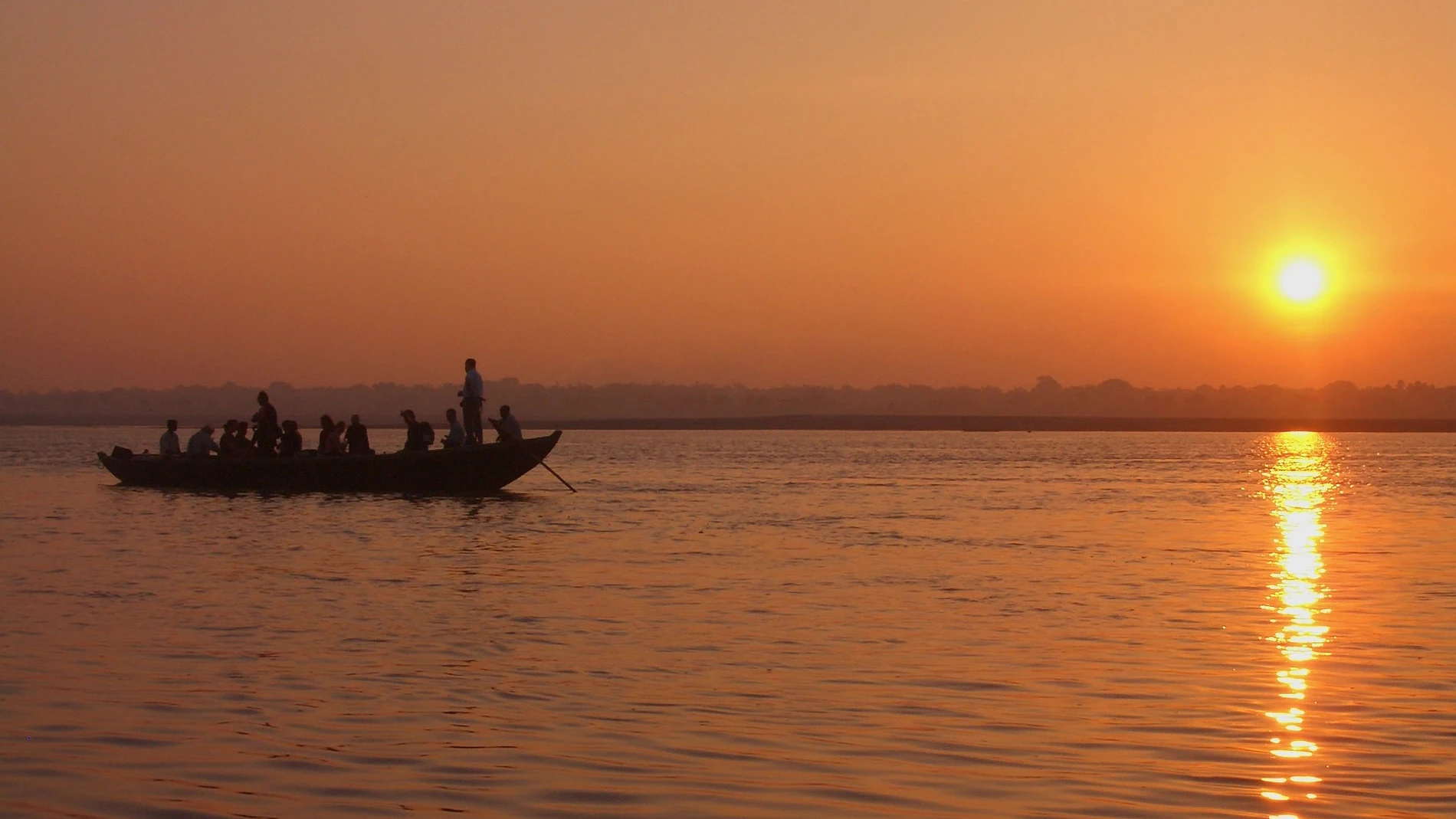 Puesta de sol frente a las orillas del Ganges