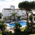 Vista de la piscina de la urbanización Club La Costa de Mijas (Málaga)