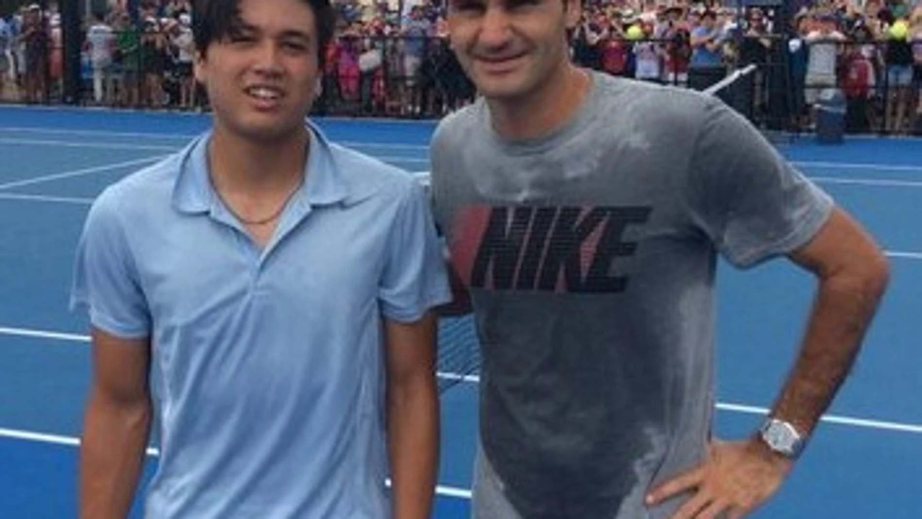 Akira Santillan y Roger Federer / Twitter