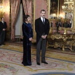 El Rey Felipe VI y la Reina Letizia reciben en el salón del trono al cuerpo diplomático acreditado en España en el salón de Gasparini del Palacio Real, en Madrid (España), a 5 de febrero de 2020.REMITIDA / HANDOUT por PoolFecha: 05/02/2020.Fotografía remitida a medios de comunicación exclusivamente para ilustrar la noticia a la que hace referencia la imagen, y citando la procedencia de la imagen en la firmaPalacio Real;Reyes;Reina Letizia;Rey Felipe;diplomáticos;recepciónPool05/02/2020