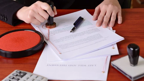 Firma y sello ante un notario en la Comunidad