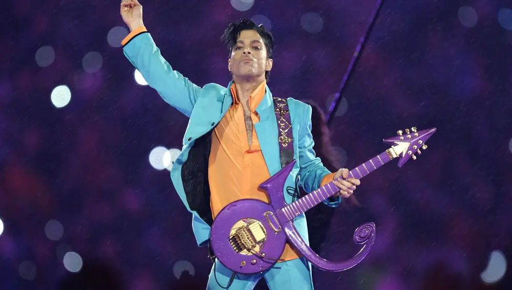 Prince, actuando en un intermedio de la Super Bowl. (AP Photo/Chris O'Meara, File)