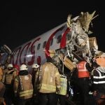 La aeronave no pudo adherirse a la pista mientras aterrizaba y se deslizó hacia la carretera próxima al aeropuerto, donde como consecuencia del impacto se partió en tres