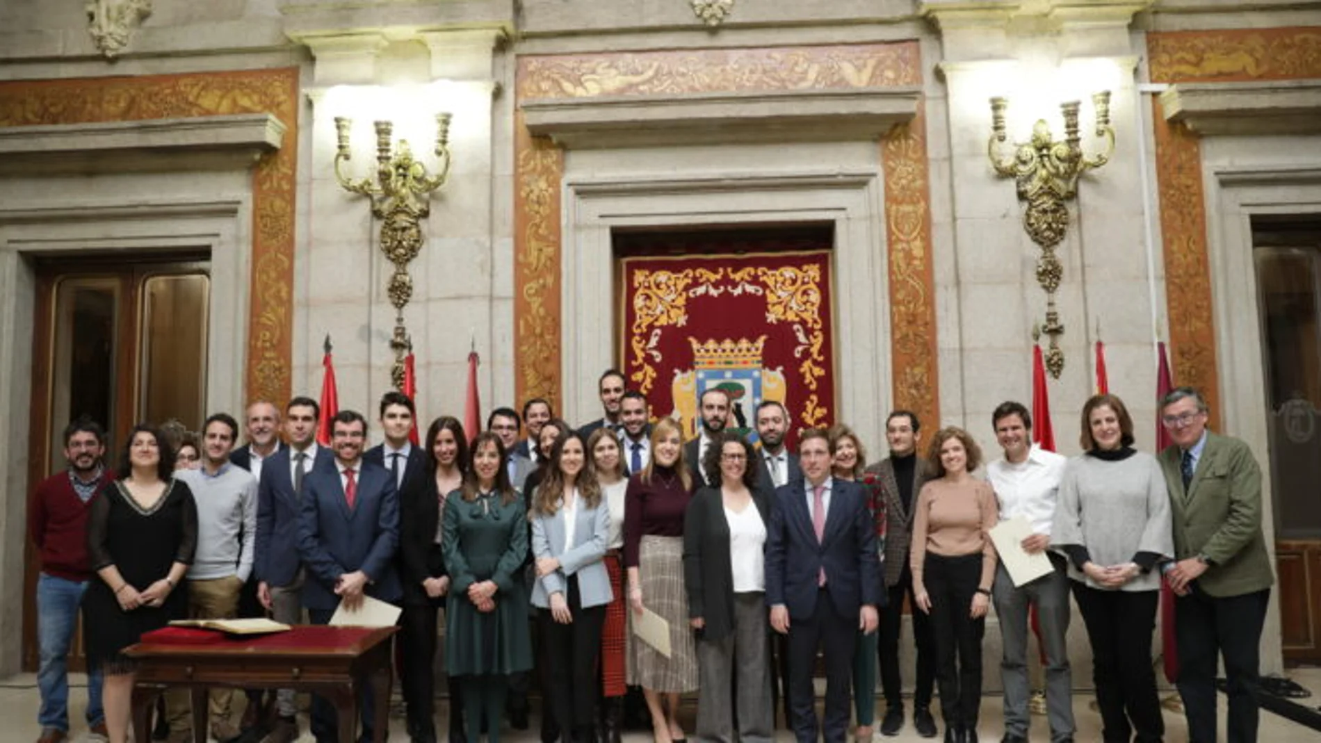 El alcalde de Madrid, José Luis Martínez-Almeida, duarnte la entrega los títulos a 25 nuevos funcionarios de carrera del subgrupo A1