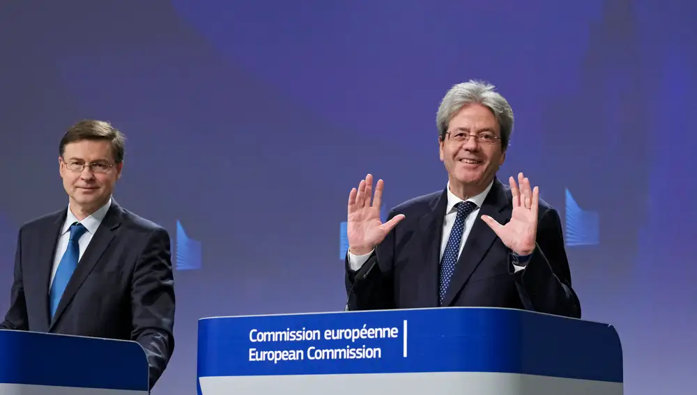 Valdis Dombrovskis (izquierda) y Paolo Gentiloni (derecha), en rueda de prensa en Bruselas