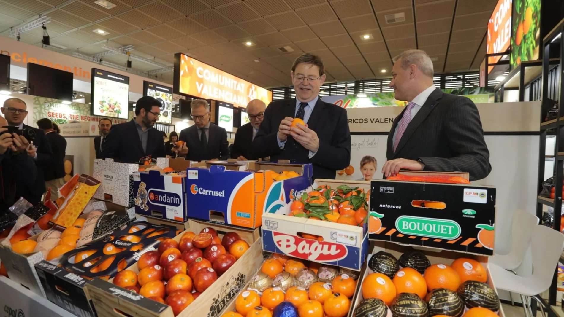 El presidente de la Generalitat, Ximo Puig, esta mañana durante su visita a las empresas valencianas en Fruit Logística 2020