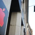 Logotipo de Apple en color rojo en la Apple Store