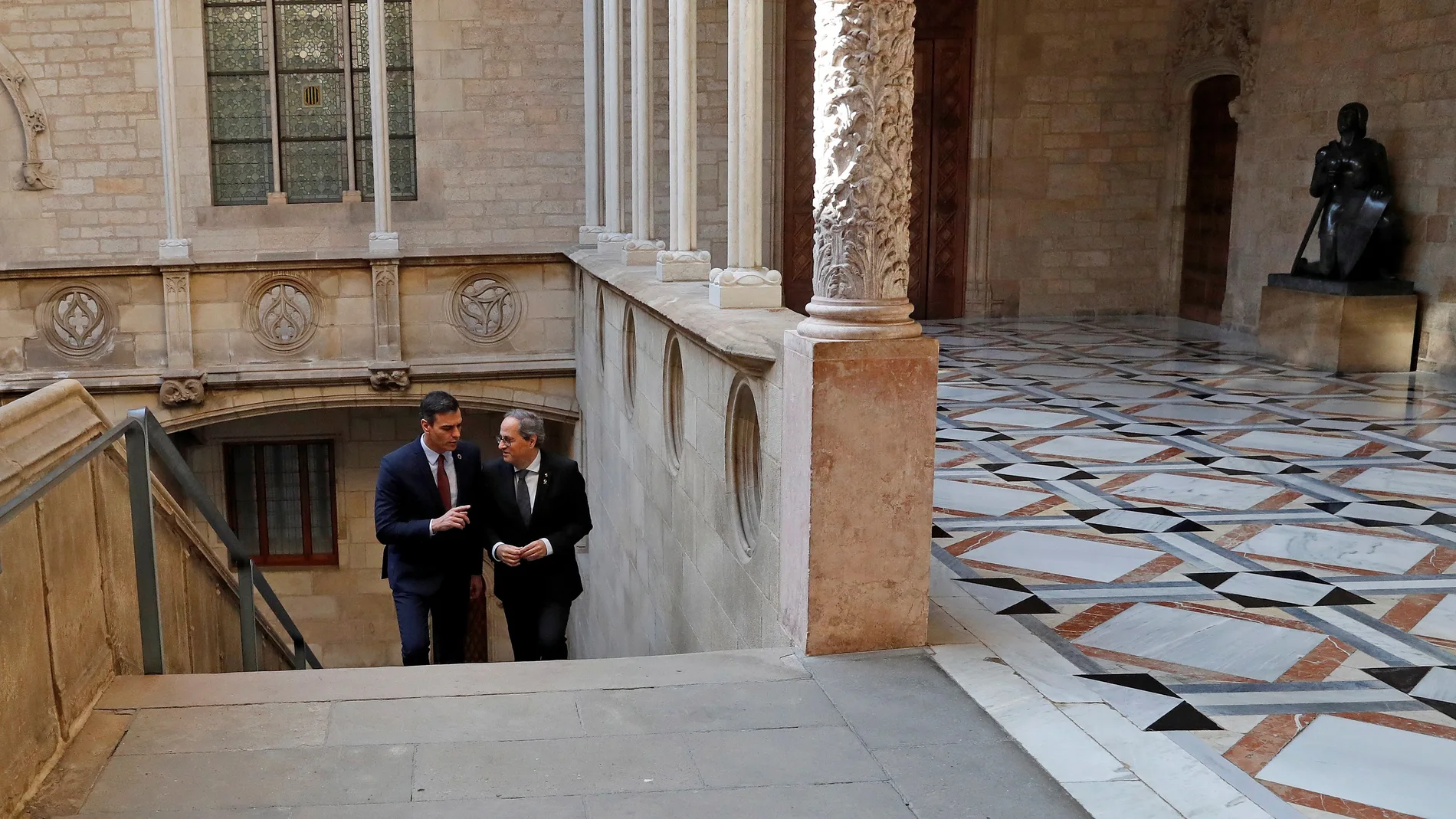 El presidente catalán, Quim Torra, y el presidente del Gobierno, Pedro Sánchez, poco antes de la reunión que mantuvieron ayer en el Palau de la Generalitat. EFE/Alberto Estévez