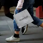 Una persona pasea con una bolsa de Mango