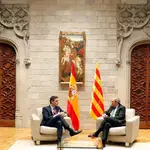 El presidente catalán, Quim Torra, recibe en el Palau de la Generalitat al presidente del Gobierno, Pedro Sánchez