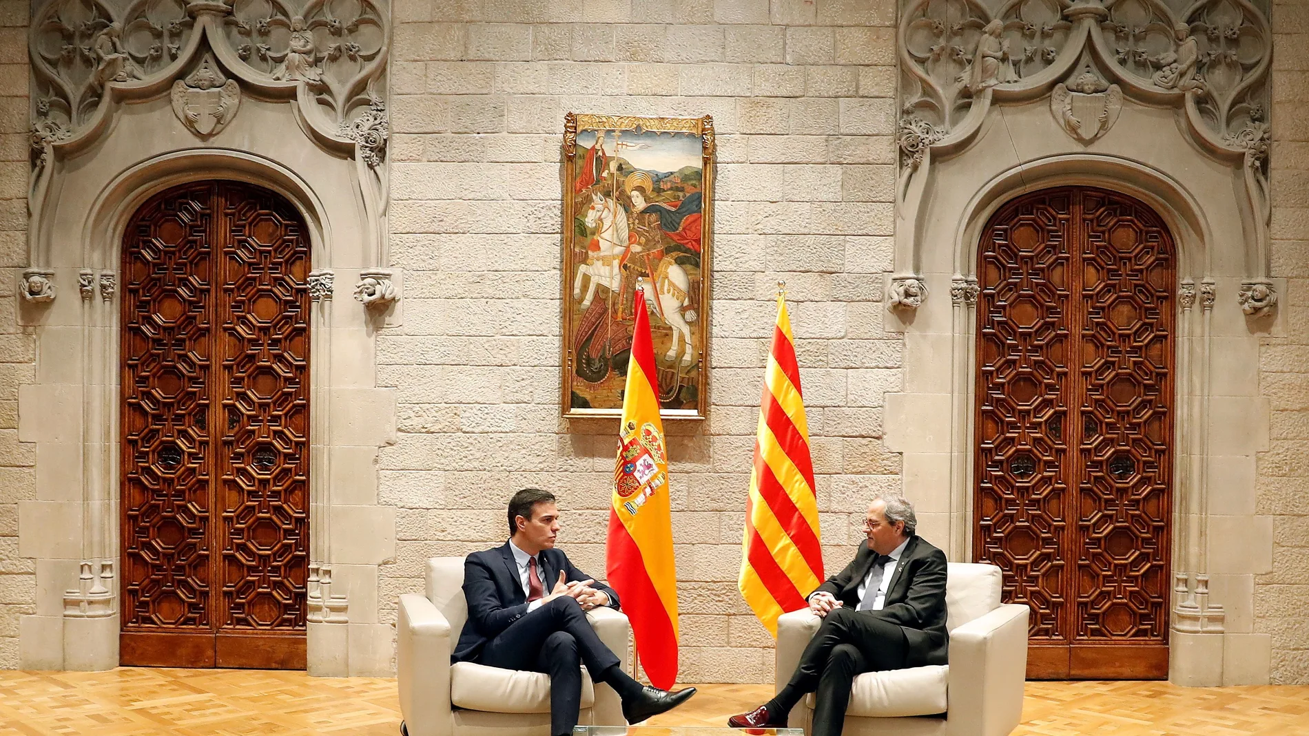 El presidente catalán, Quim Torra, recibe en el Palau de la Generalitat al presidente del Gobierno, Pedro Sánchez