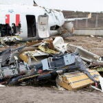Imagen del Boeing 737 de Pegasus Airlines que se rompió ayer en tres partes al perder el control durante la maniobra de aterrizaje